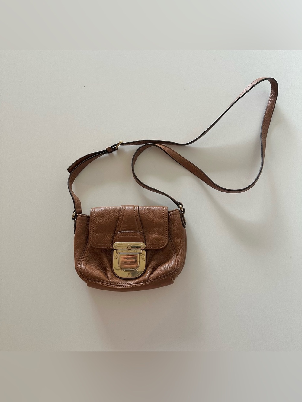 Vintage Y2K Michael Kors Charlton Brown Leather Gold Push Lock Crossbody Bag
Go